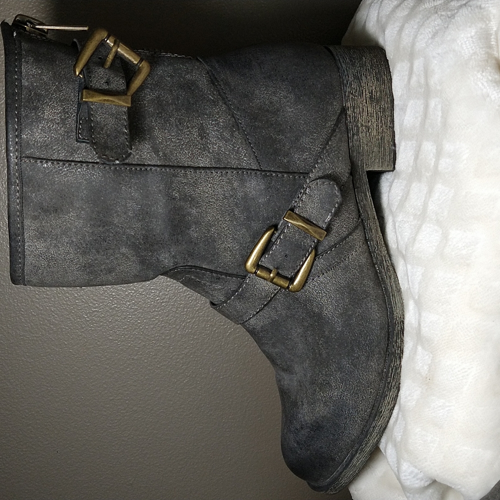 SUPER CUTE Mia brand Black Booties